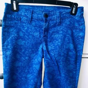 Skinny blue jeans with floral print